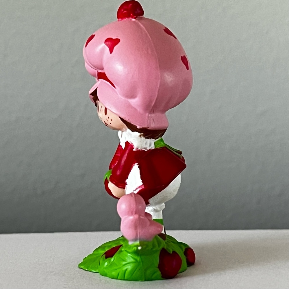 Vintage Strawberryland Miniature: Strawberry Shortcake Picking Berries: RARE - Picture 3 of 7